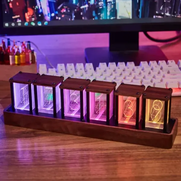 שעון RGB עם בסיס עץ